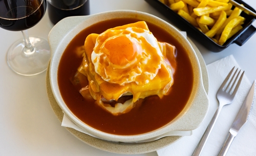 葡萄牙美食|8. Francesinha(法蘭西辛熱三文治)