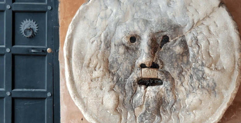 真実の口 真実の口」（川崎市・ラ チッタ デッラ） ローマで撮影した石の彫刻