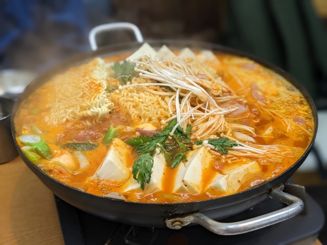 【首爾美食】2. 部隊鍋(부대찌개)
