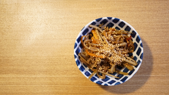 【日本新年必吃料理|7. たたきごぼう(牛蒡)】