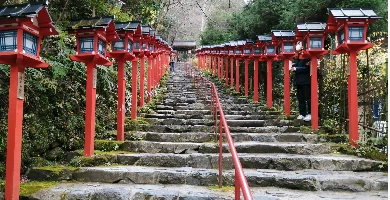 京都近郊隱世秘境2026｜鞍馬貴船一日遊，天然溫泉與川床料理全攻略